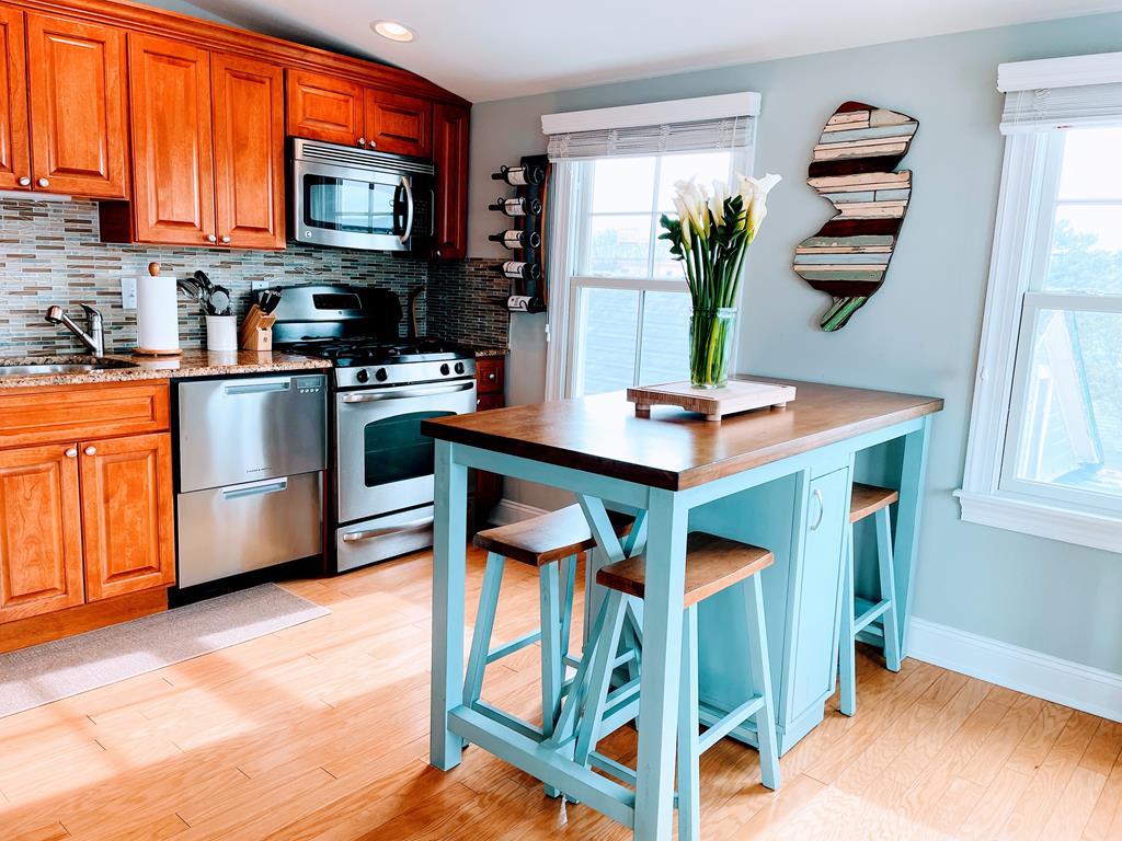 Newly updated 2 Bedroom Condo - 3 Blocks to Beach | Photo 11