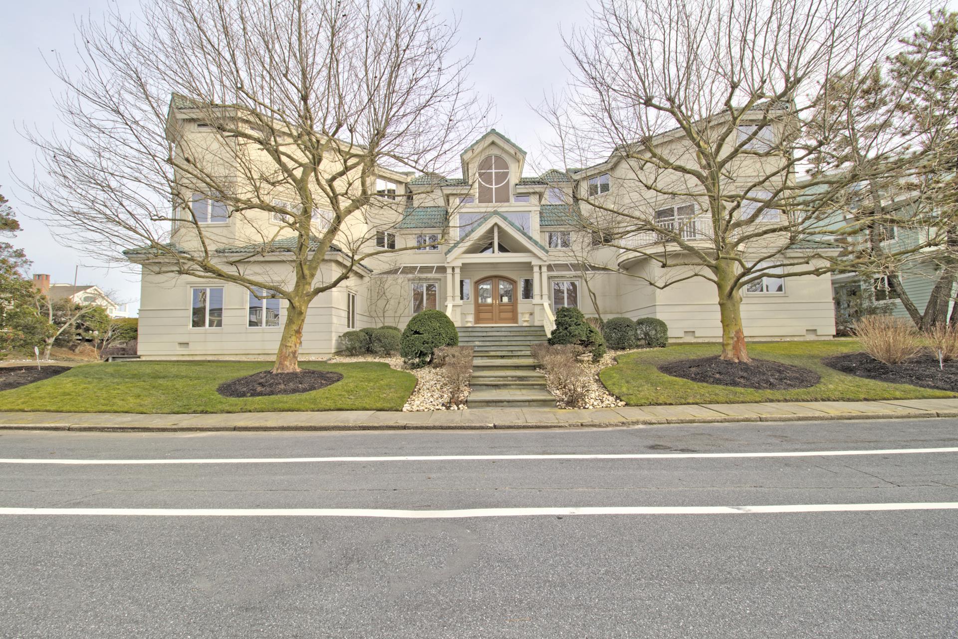 3945 First Avenue, Avalon (Beach Front)