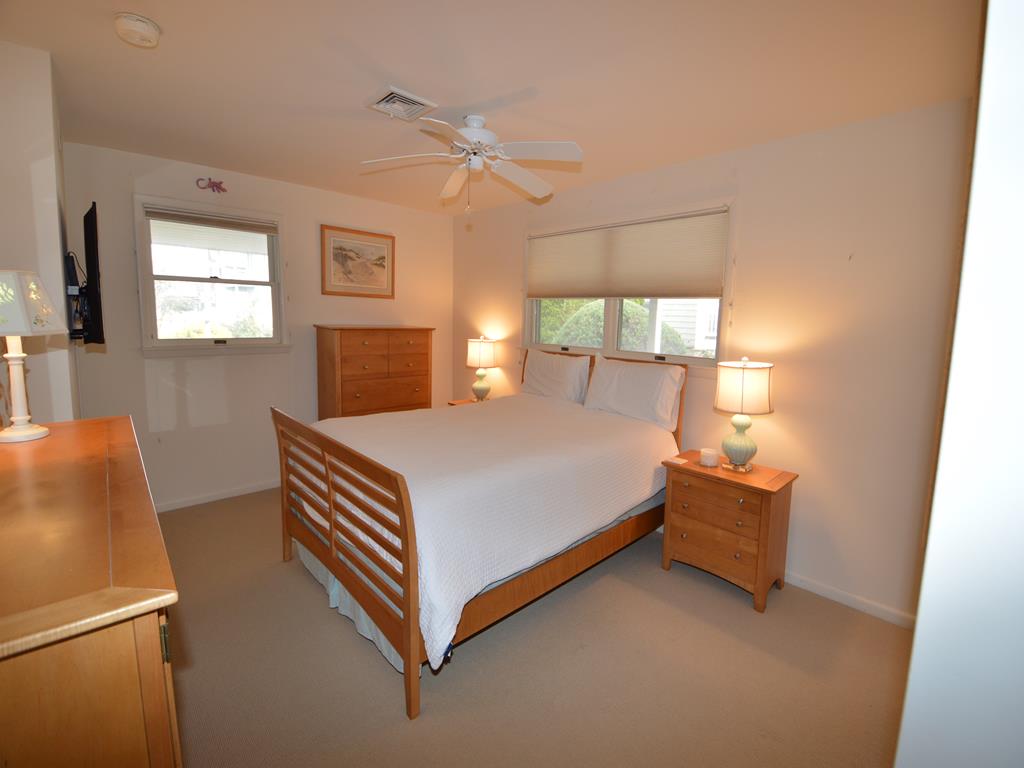 1st floor Queen bedroom