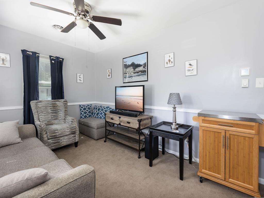 https://realtimerental.com/rrv10/RentalPhotos/1161/1161980.8.jpg