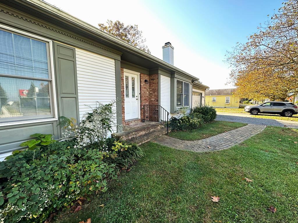 Pet Friendly - 3 Bedrooms on Lafayette! | Photo 3