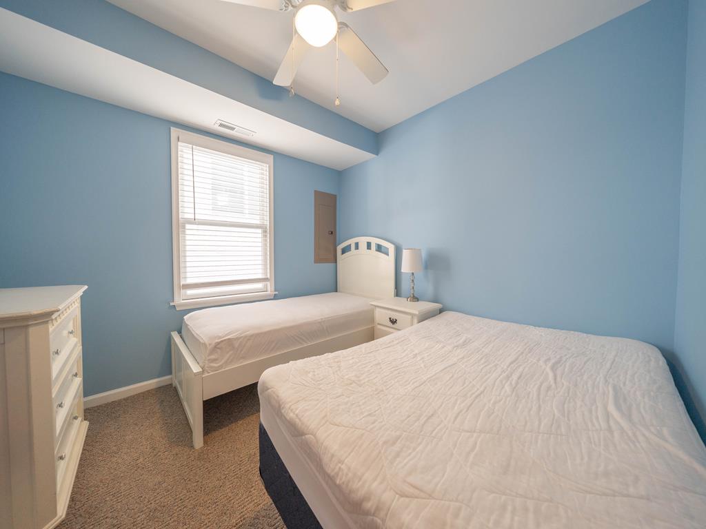 https://realtimerental.com/rrv10/RentalPhotos/1165/1165439.3.jpg