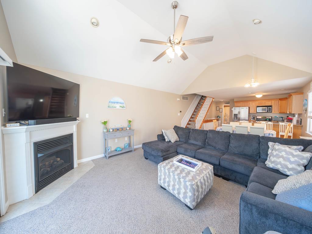 https://realtimerental.com/rrv10/RentalPhotos/1165/1165439.7.jpg