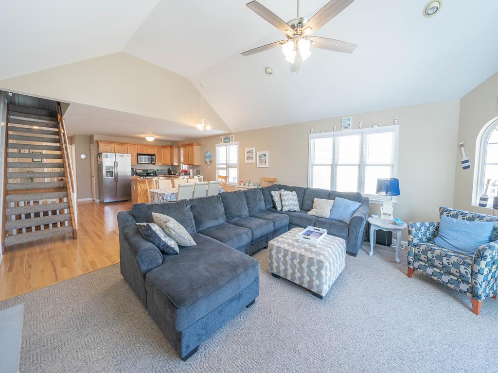 https://realtimerental.com/rrv10/RentalPhotos/1165/1165439.8.jpg
