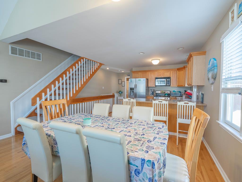 https://realtimerental.com/rrv10/RentalPhotos/1165/1165439.9.jpg