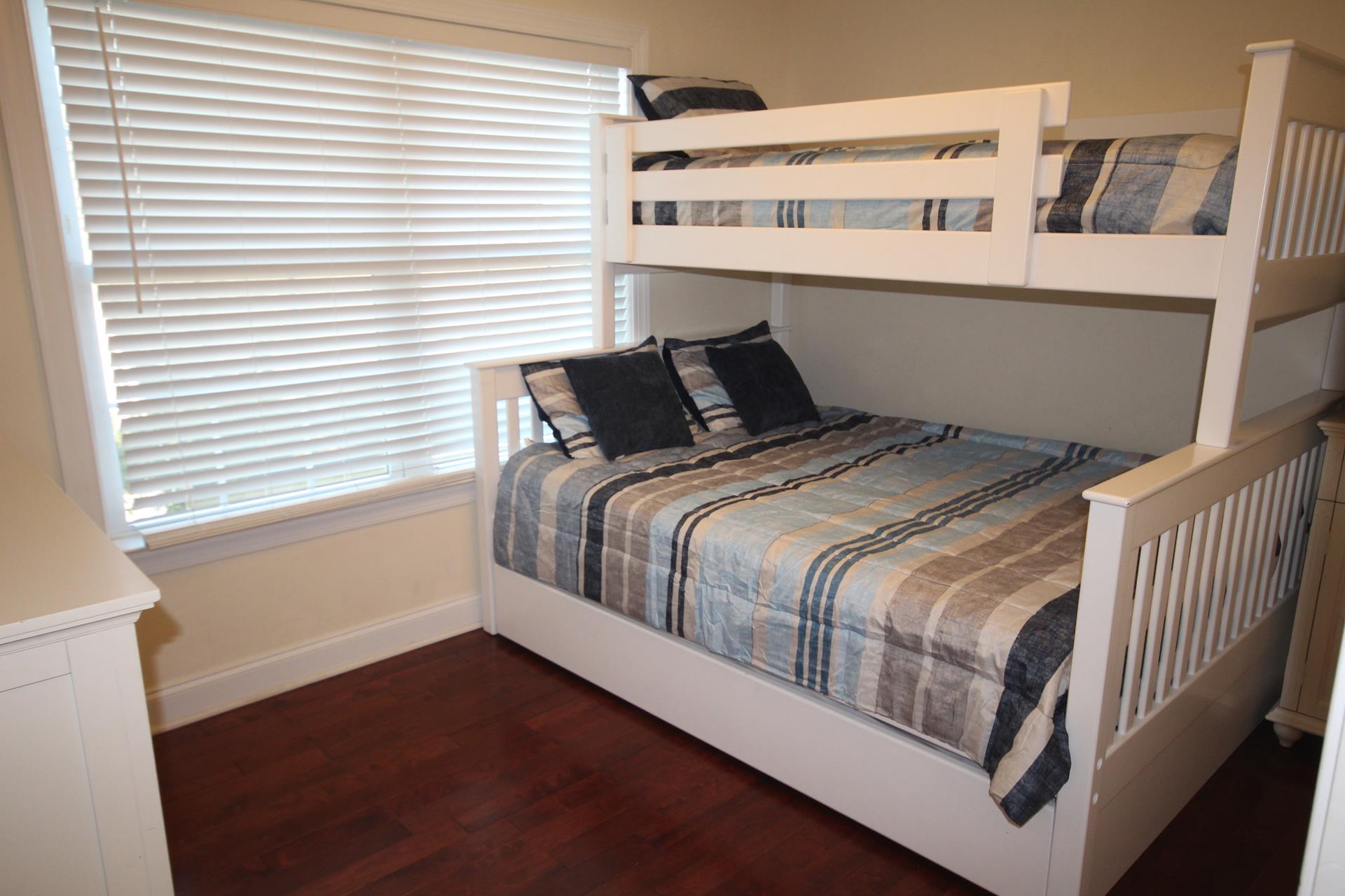 638 21st Street, Avalon (Center)