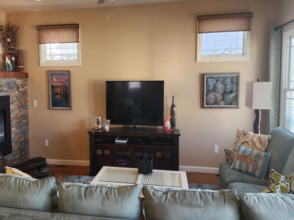 10 E Cape Cod Ln, Peahala Park (Ocean Side)