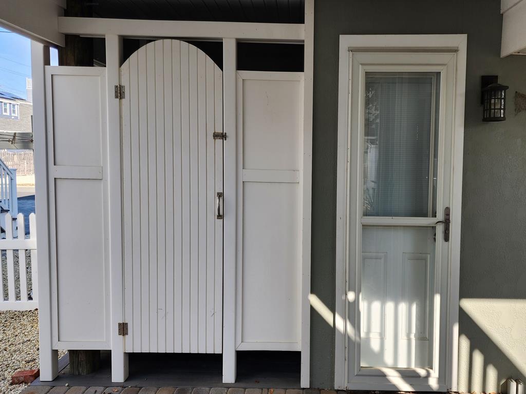 10 E Cape Cod Ln, Peahala Park (Ocean Side)