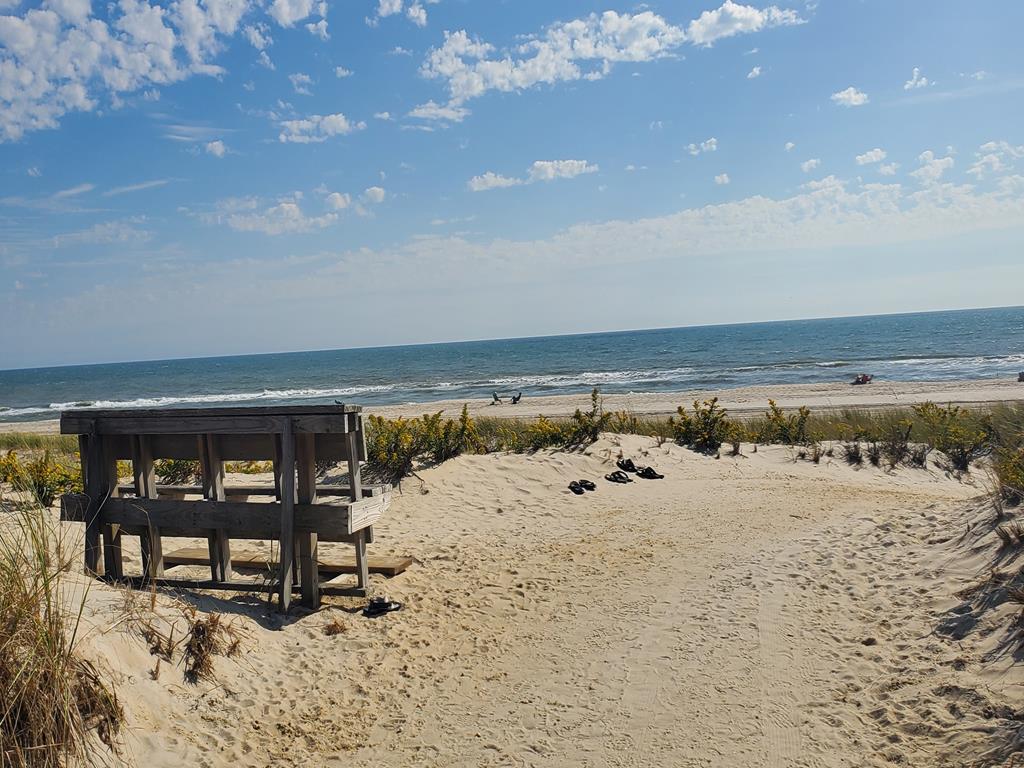 10 E Cape Cod Ln, Peahala Park (Ocean Side)