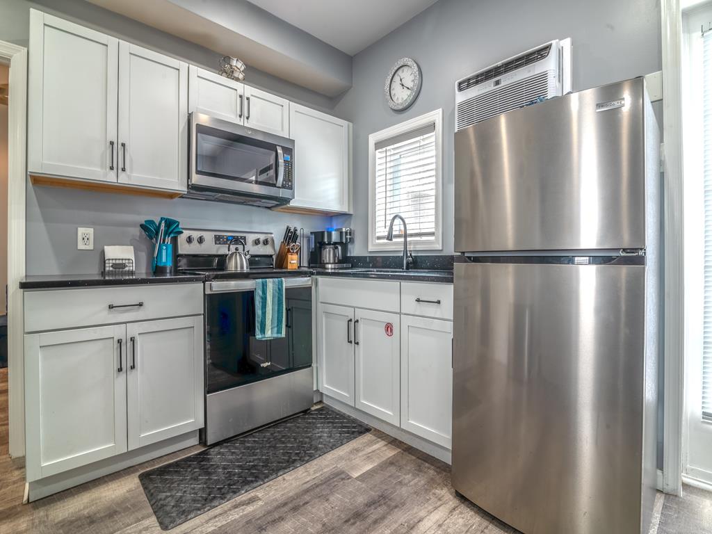 https://realtimerental.com/rrv10/RentalPhotos/1181/1181332.6.jpg