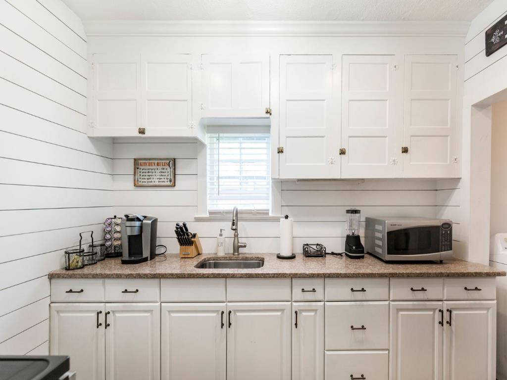 Pet-friendly Colonial Unit in Historic Cape May | Photo 15