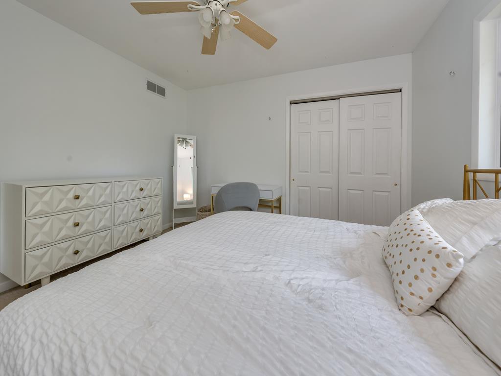 https://realtimerental.com/rrv10/RentalPhotos/1187/1187003.19.jpg