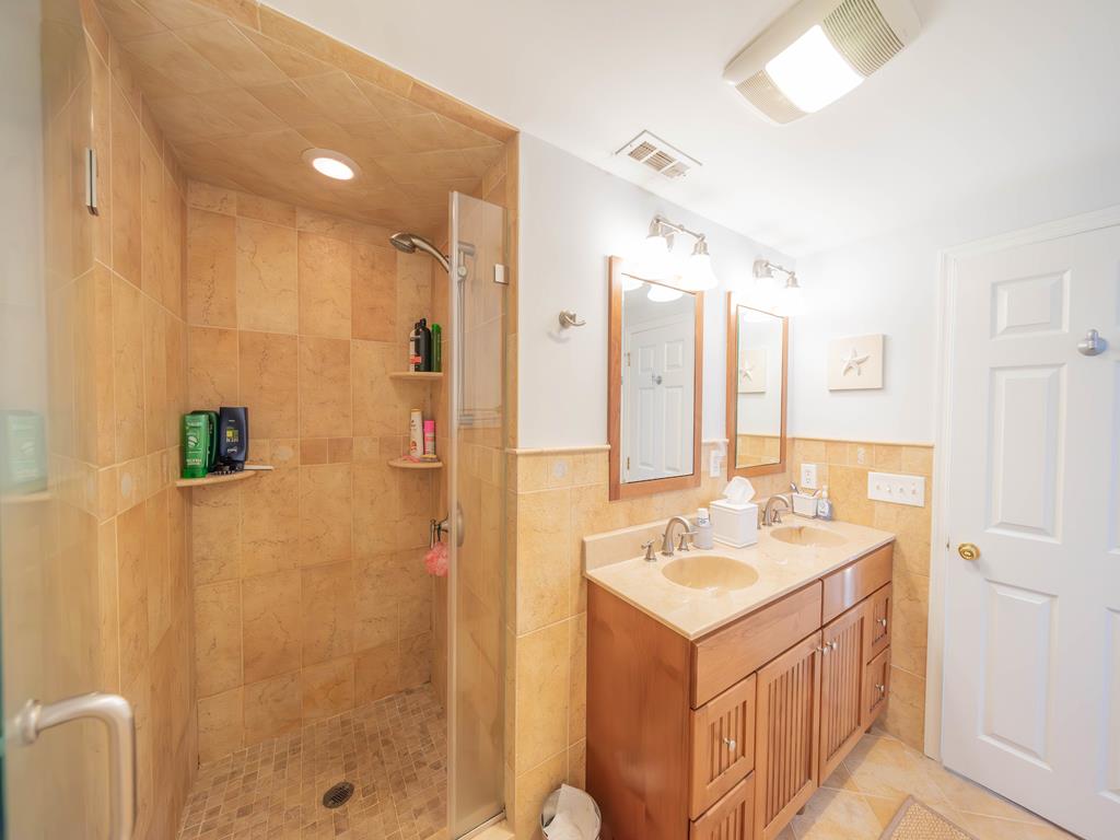 https://realtimerental.com/rrv10/RentalPhotos/1189/1189647.18.jpg