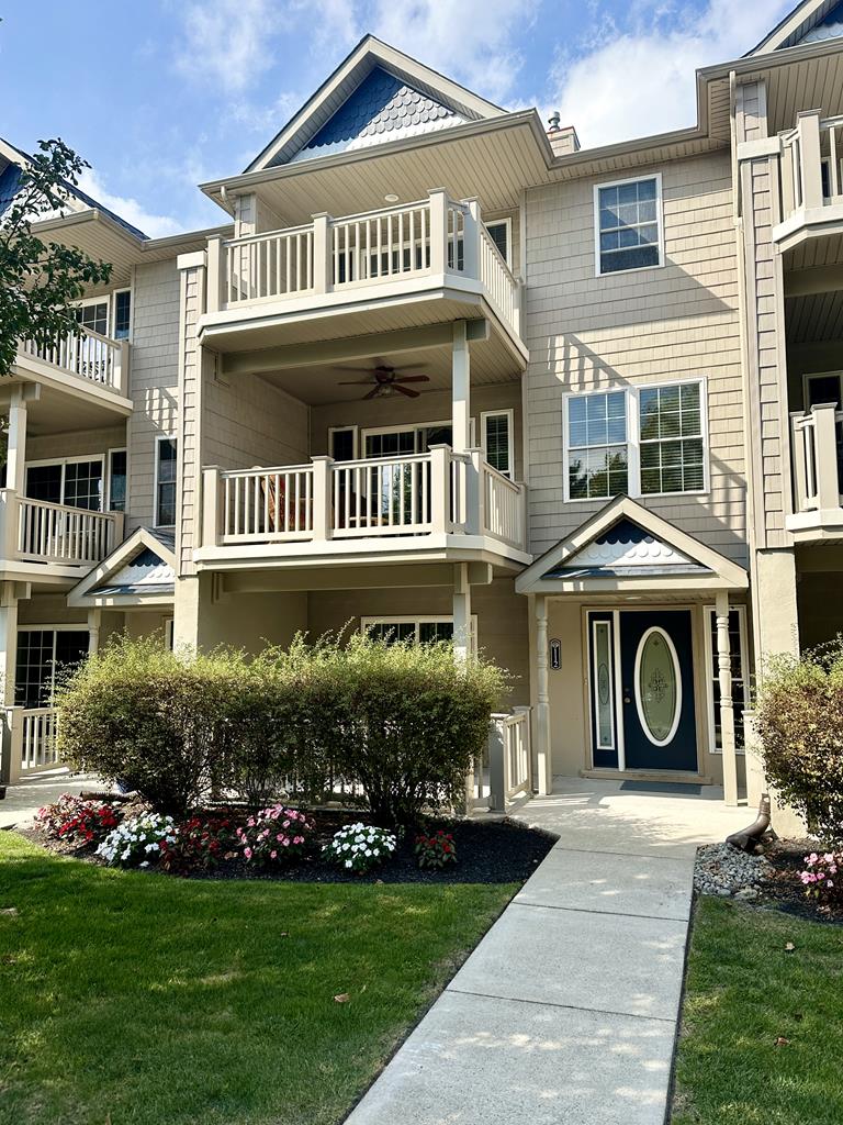 Beautiful 4 Bedroom Condo with Pool! | Photo 3