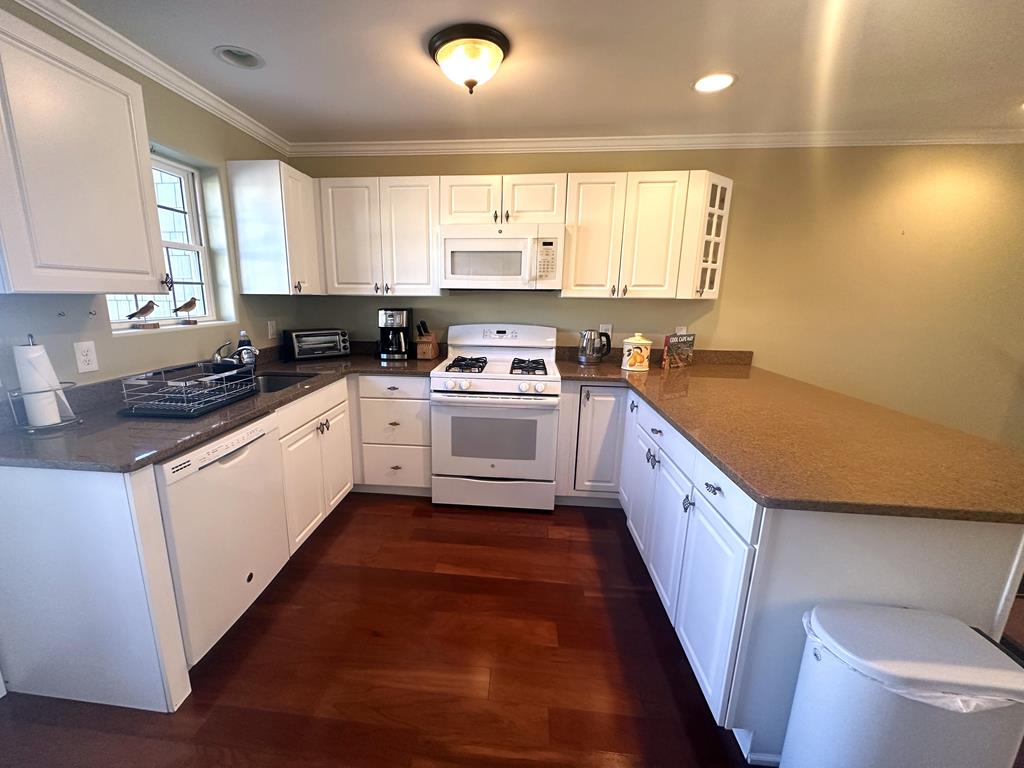 Beautiful 4 Bedroom Condo with Pool! | Photo 12