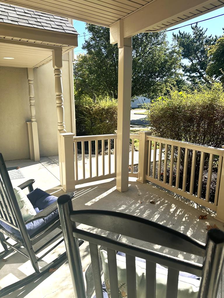 Beautiful 4 Bedroom Condo with Pool! | Photo 4