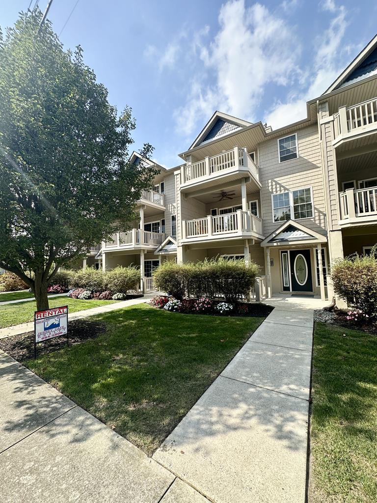 Beautiful 4 Bedroom Condo with Pool! | Photo 35