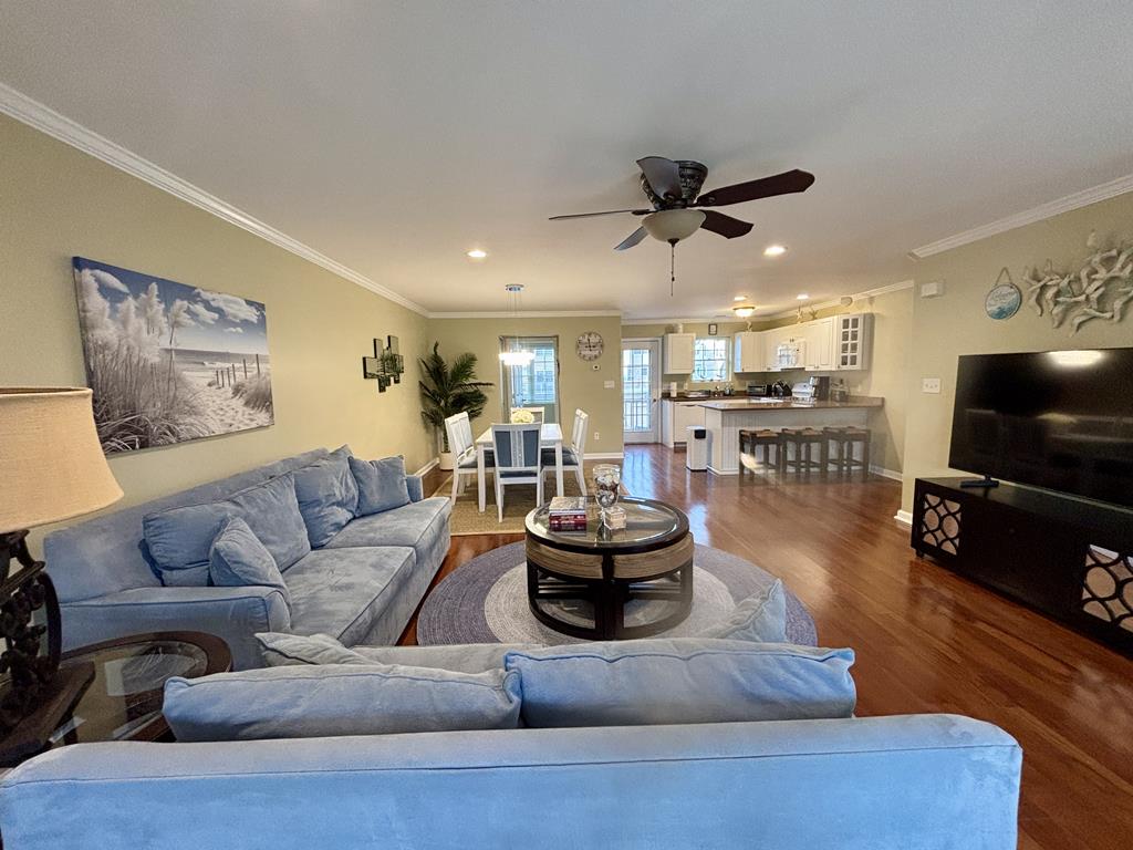 Beautiful 4 Bedroom Condo with Pool! | Photo 9