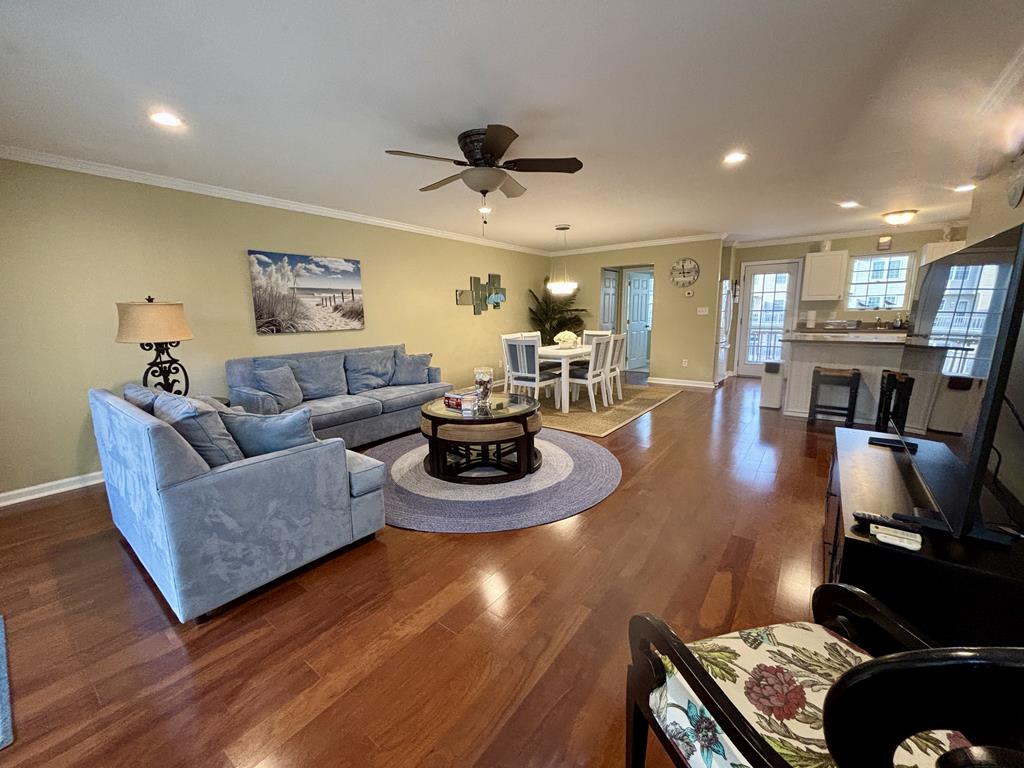 Beautiful 4 Bedroom Condo with Pool! | Photo 10