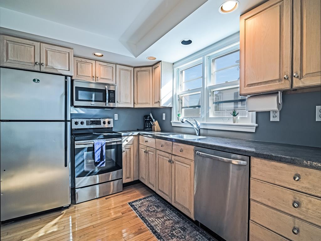 https://realtimerental.com/rrv10/RentalPhotos/1202/1202847.8.jpg