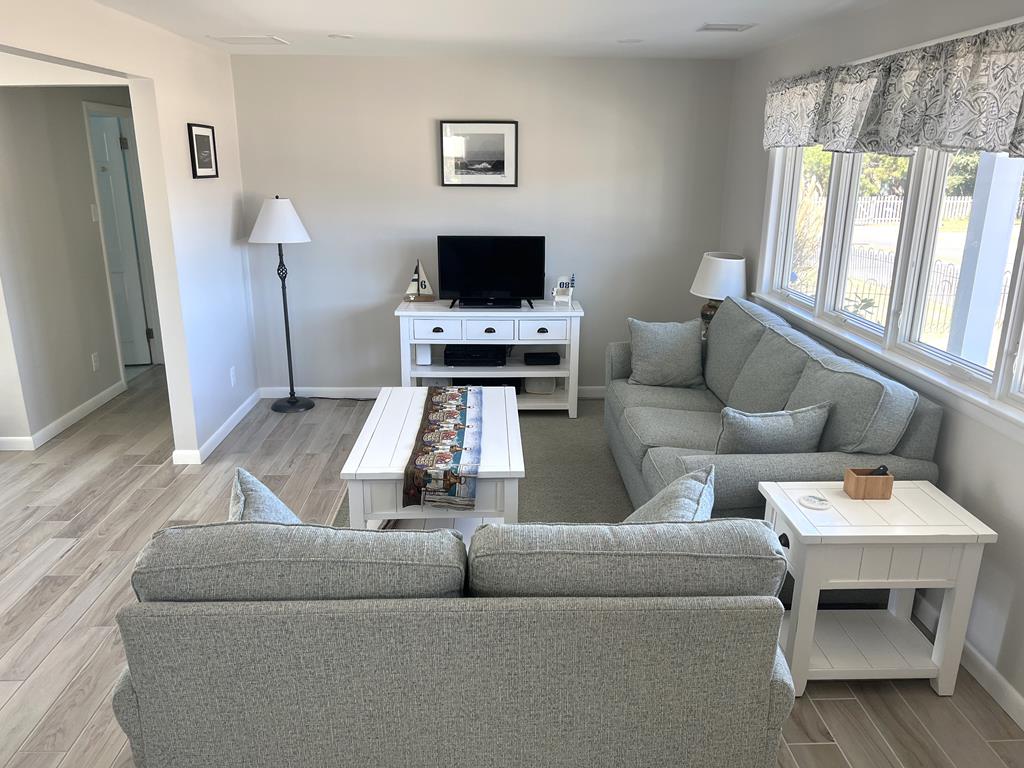 Cozy Coastal Cottage - 2 Bedrooms Close to Town | Photo 6