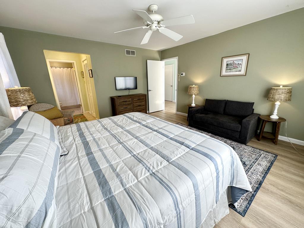 Harbor Paws Retreat-Walking to Pet Friendly Beach | Photo 8