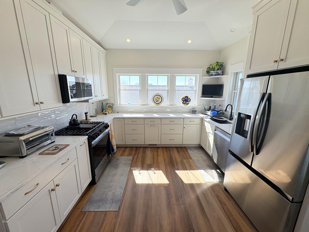 Modern Coastal Retreat - 325 First Ave | Photo 26