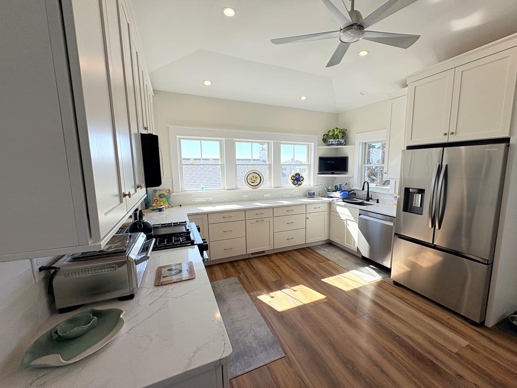 Modern Coastal Retreat - 325 First Ave | Photo 27