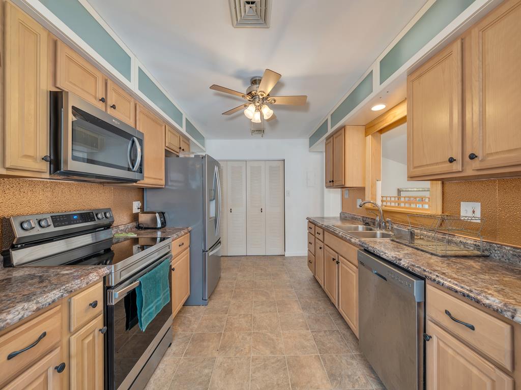 https://realtimerental.com/rrv10/RentalPhotos/1214/1214248.11.jpg