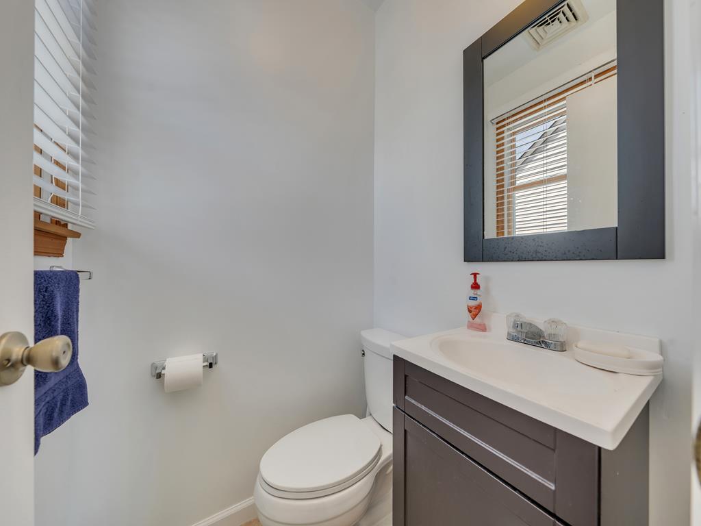 https://realtimerental.com/rrv10/RentalPhotos/1214/1214248.23.jpg