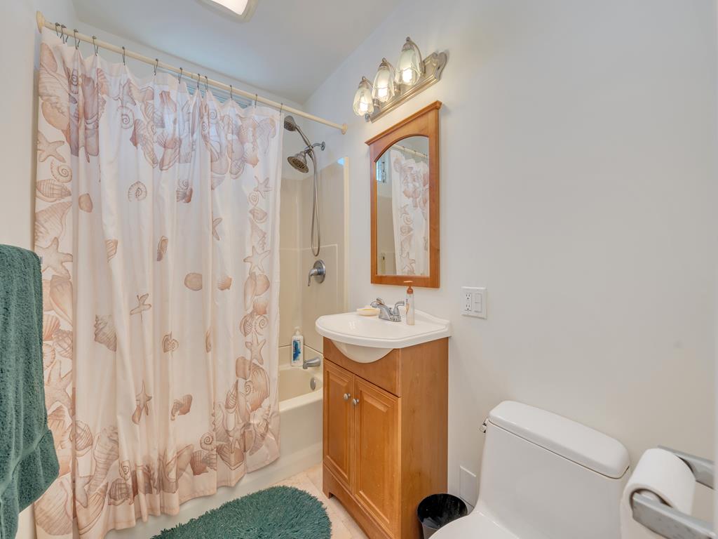 https://realtimerental.com/rrv10/RentalPhotos/1214/1214248.24.jpg