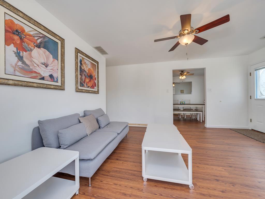 https://realtimerental.com/rrv10/RentalPhotos/1214/1214248.8.jpg