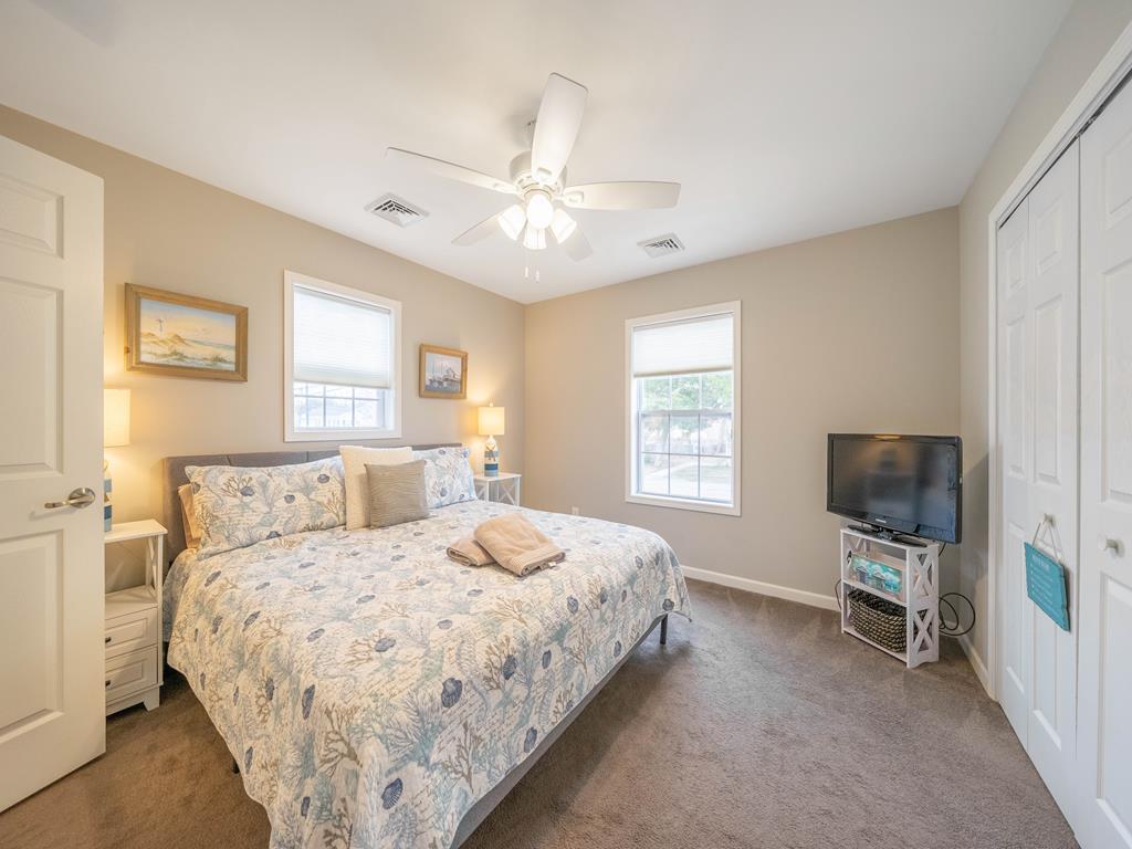 https://realtimerental.com/rrv10/RentalPhotos/1214/1214249.8.jpg