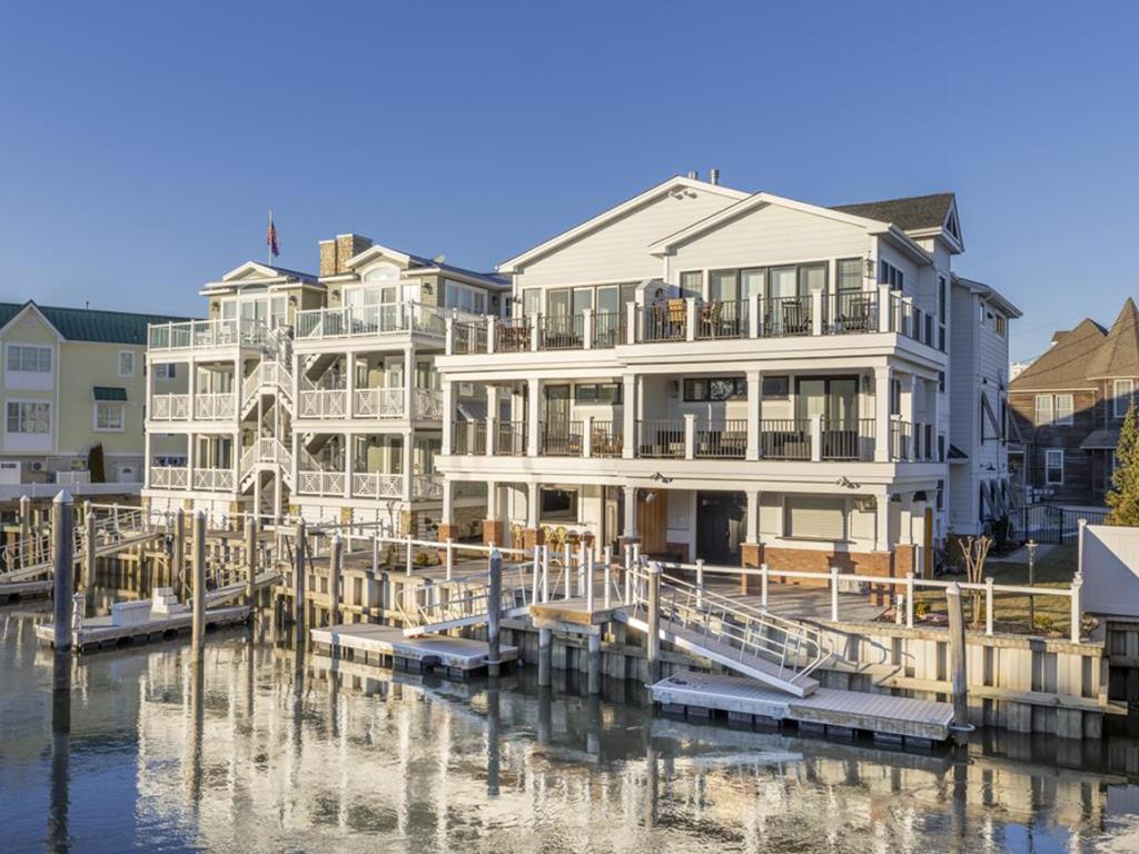 Waterfront Luxury - 1288 Wilson, Unit