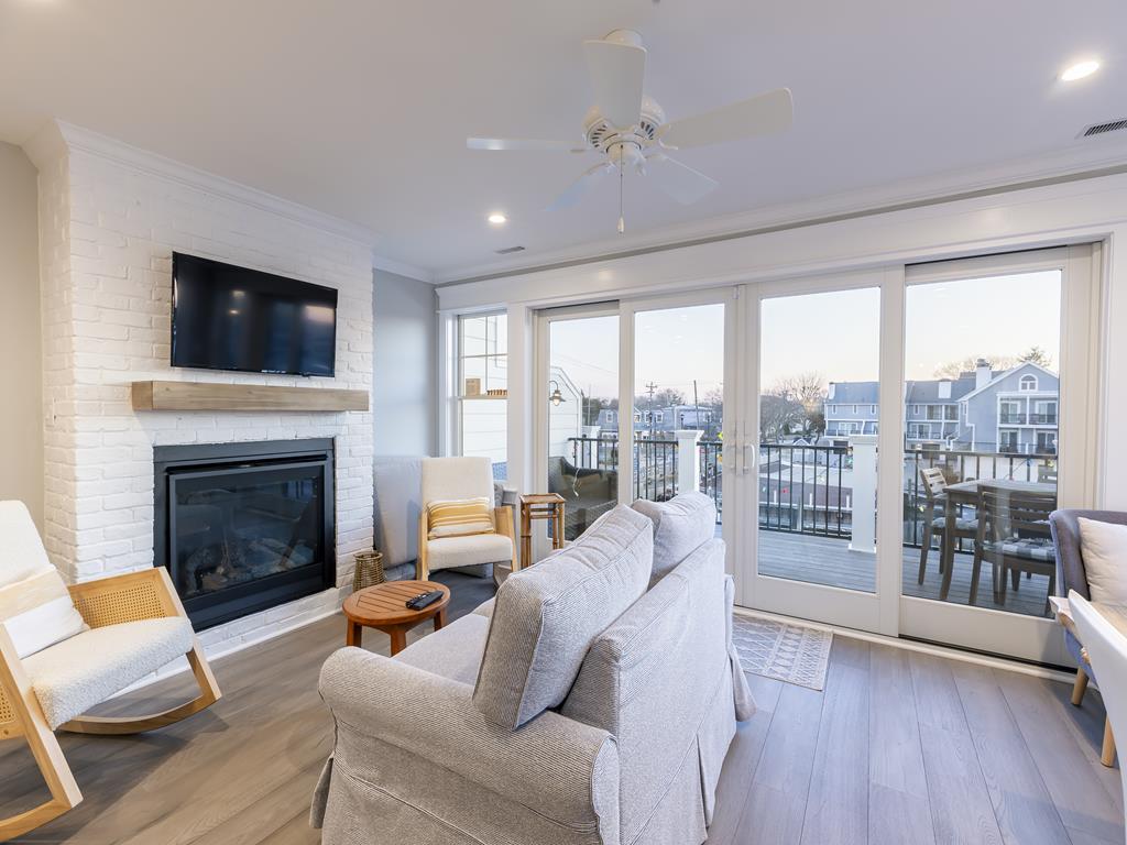 Waterfront Luxury - 1288 Wilson, Unit B | Photo 30