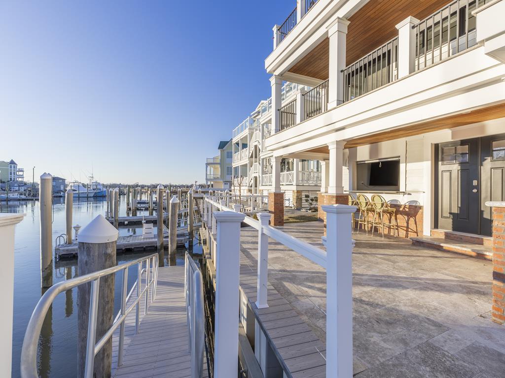 Waterfront Luxury - 1288 Wilson, Unit B | Photo 5