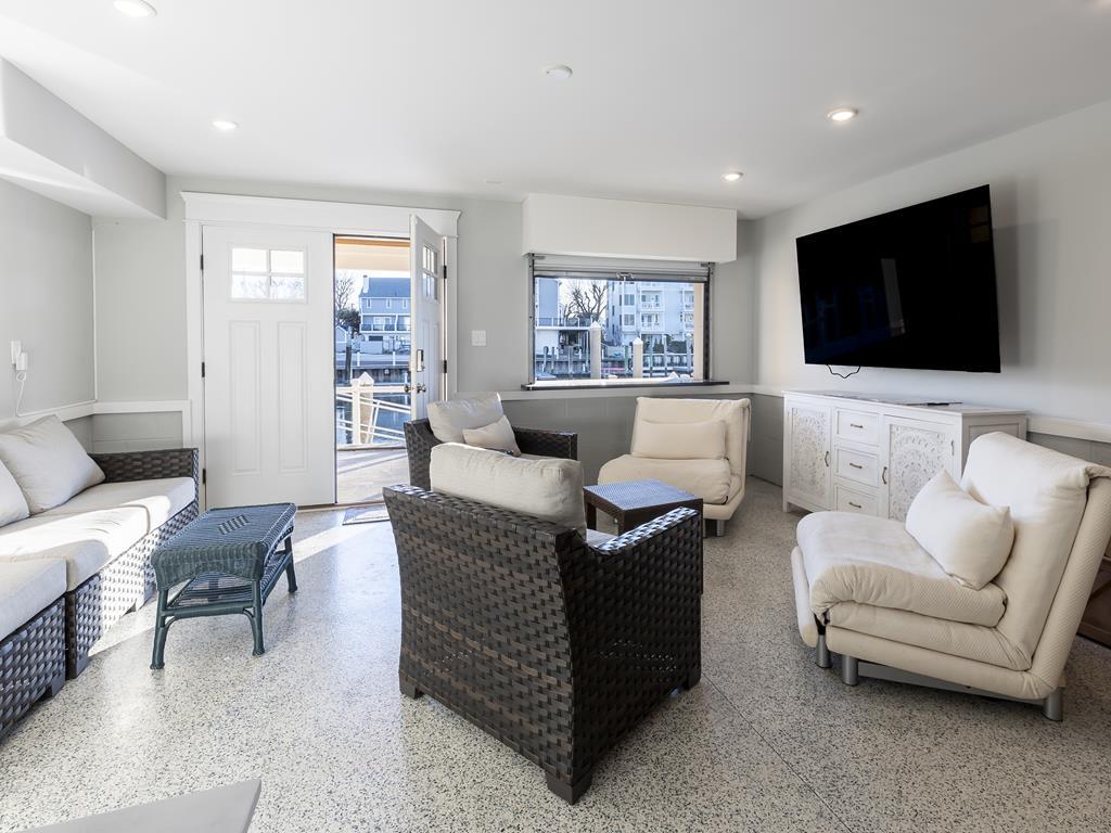 Waterfront Luxury - 1288 Wilson, Unit B | Photo 9