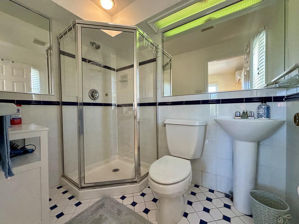 909 Queen Street | Photo 23