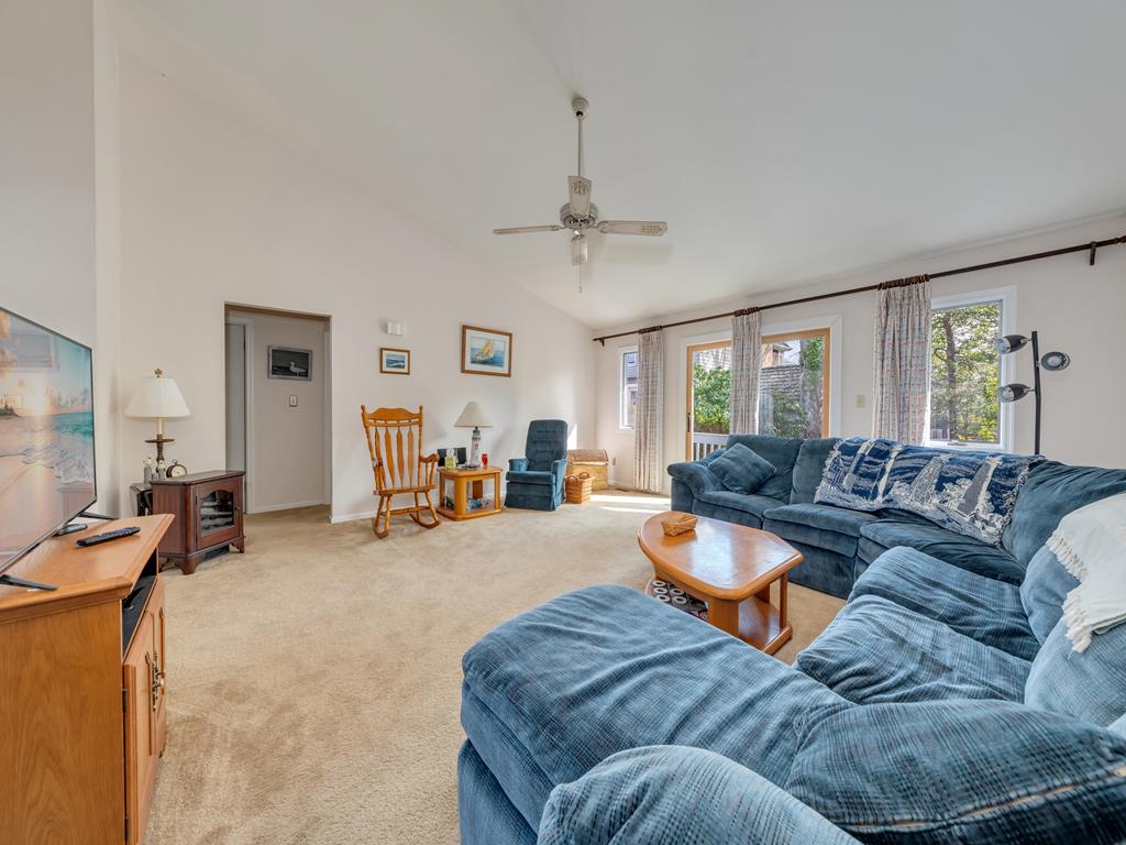 https://realtimerental.com/rrv10/RentalPhotos/1217/1217957.10.jpg