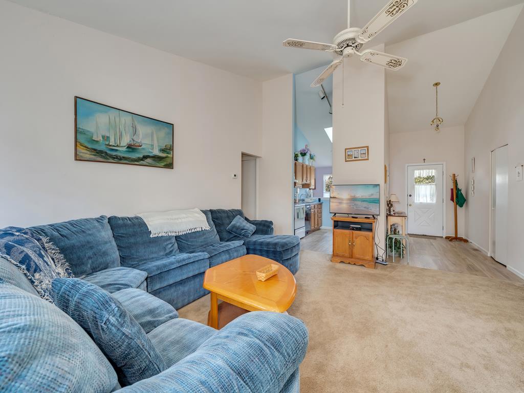 https://realtimerental.com/rrv10/RentalPhotos/1217/1217957.11.jpg