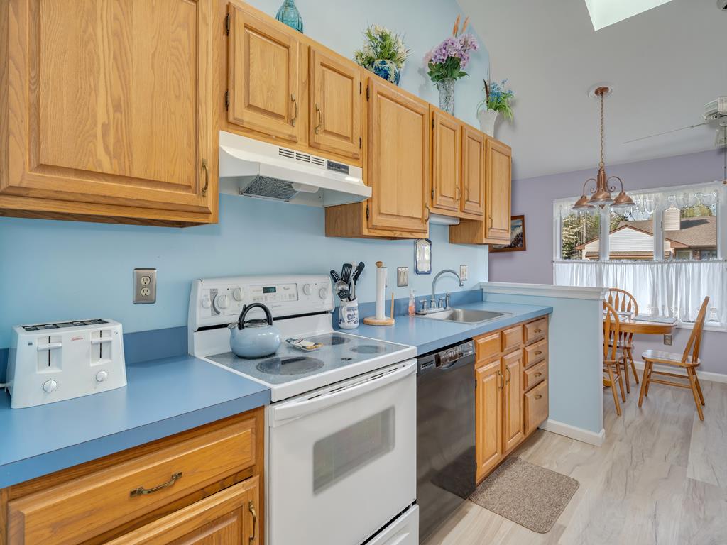 https://realtimerental.com/rrv10/RentalPhotos/1217/1217957.13.jpg