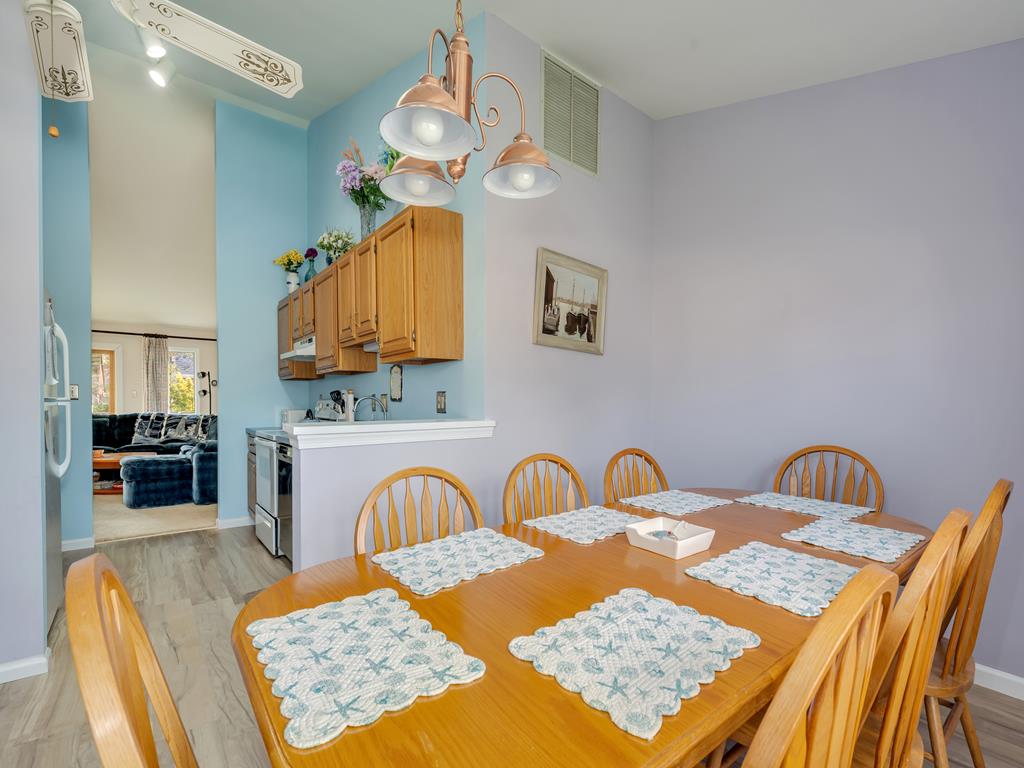 https://realtimerental.com/rrv10/RentalPhotos/1217/1217957.15.jpg