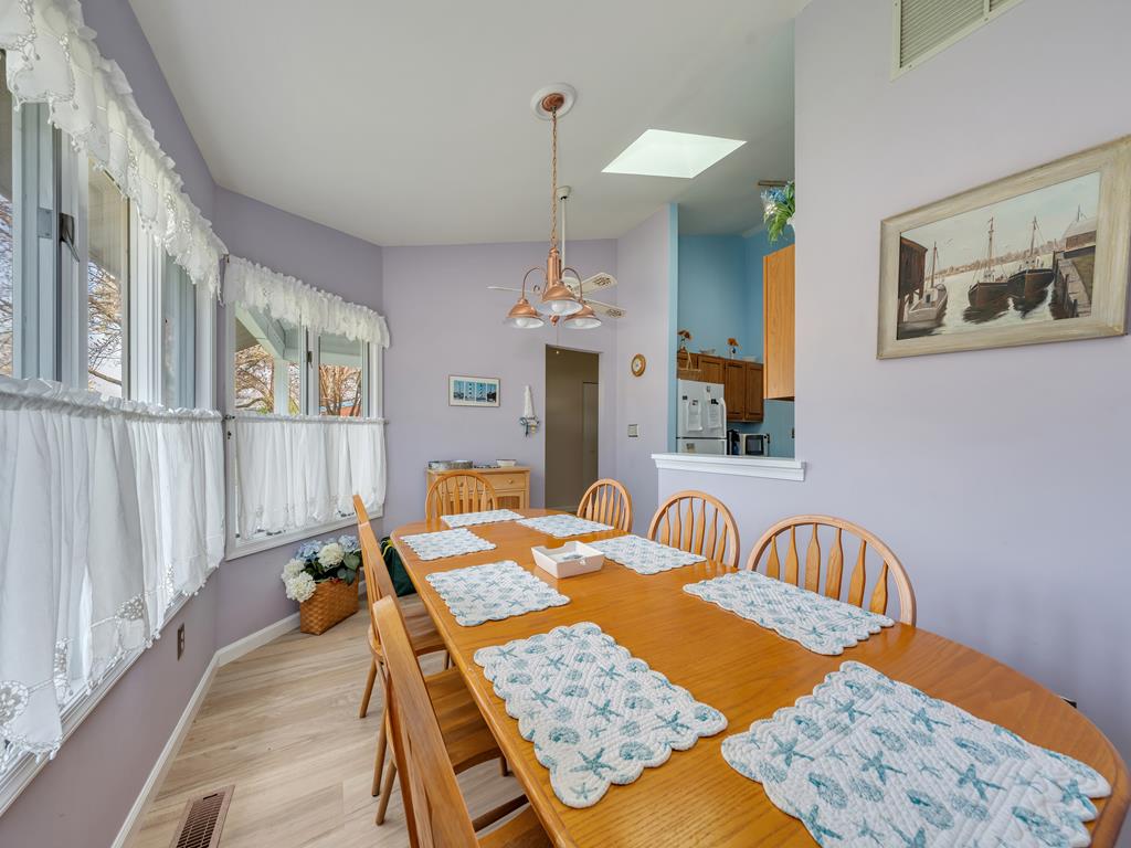 https://realtimerental.com/rrv10/RentalPhotos/1217/1217957.16.jpg