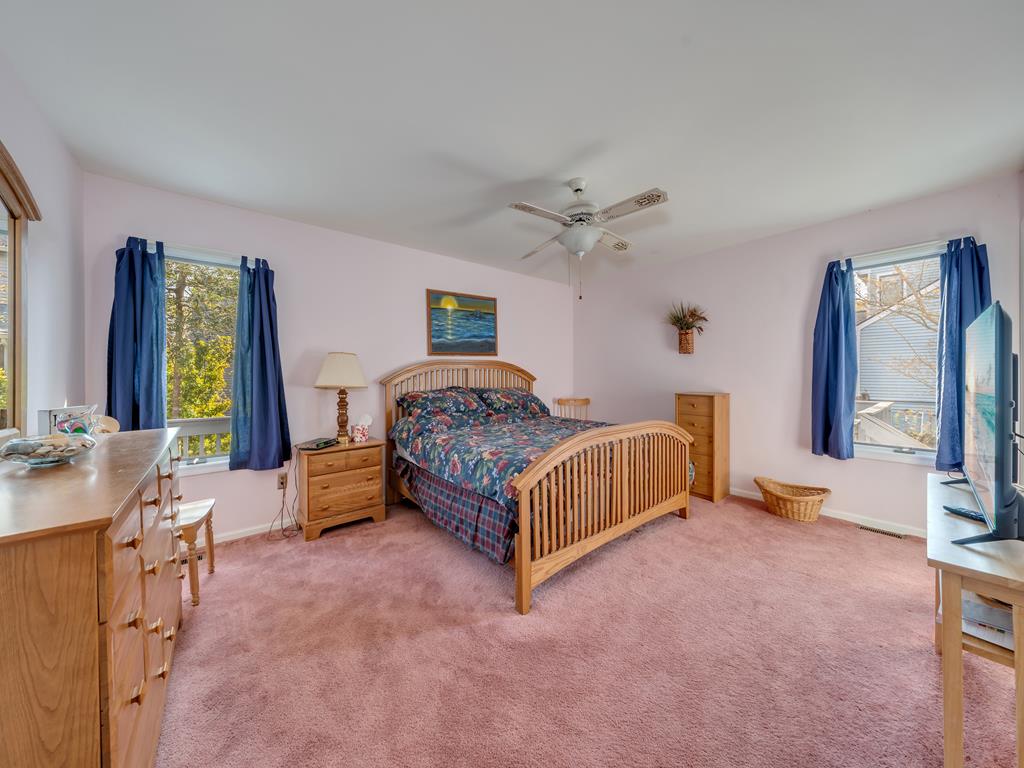 https://realtimerental.com/rrv10/RentalPhotos/1217/1217957.17.jpg