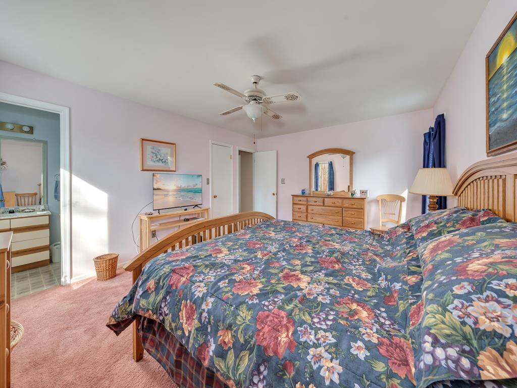 https://realtimerental.com/rrv10/RentalPhotos/1217/1217957.18.jpg
