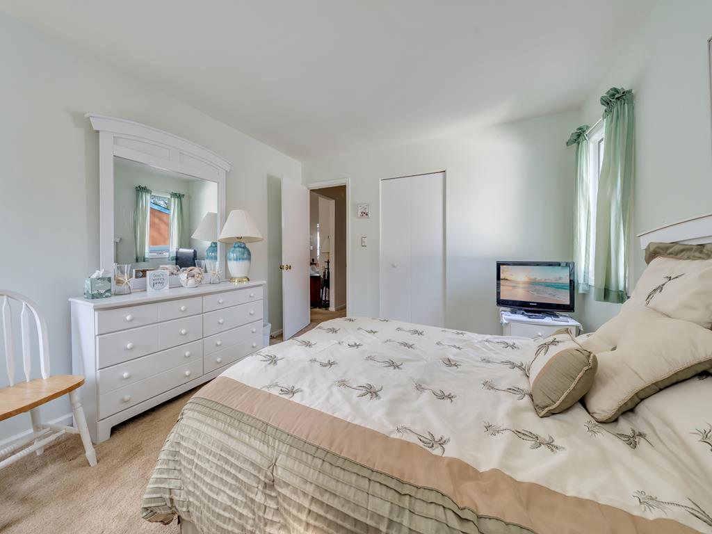 https://realtimerental.com/rrv10/RentalPhotos/1217/1217957.21.jpg