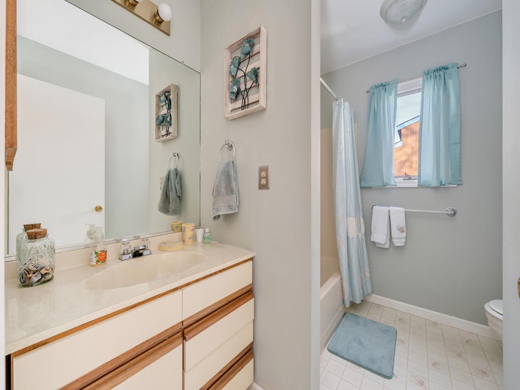 https://realtimerental.com/rrv10/RentalPhotos/1217/1217957.22.jpg