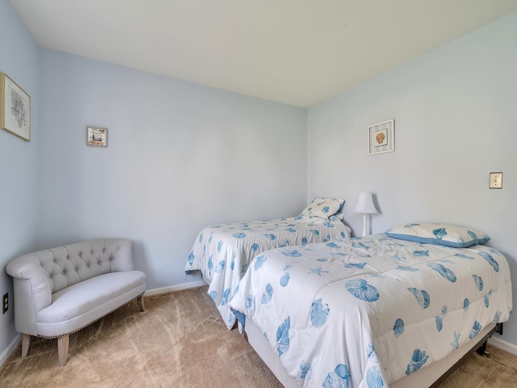 https://realtimerental.com/rrv10/RentalPhotos/1217/1217957.24.jpg