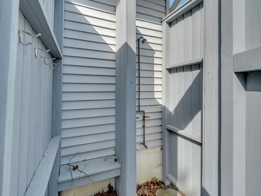 https://realtimerental.com/rrv10/RentalPhotos/1217/1217957.3.jpg