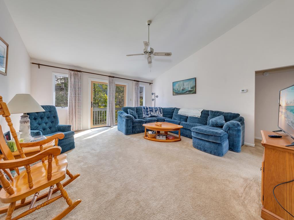 https://realtimerental.com/rrv10/RentalPhotos/1217/1217957.8.jpg